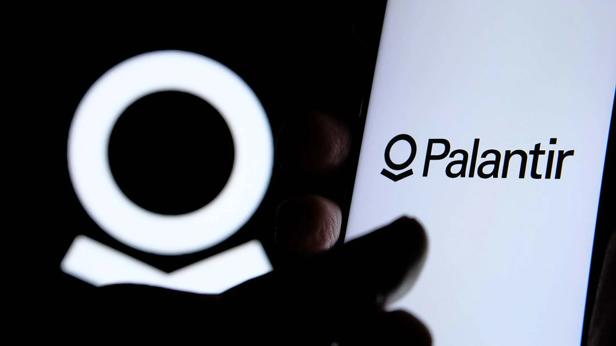 Palantir PLTR AI analytics